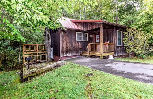Townsend Apartment | Studio Cabin with Full Kitchen, Whirlpool, Private Bathroom, Grill & Wi-Fi