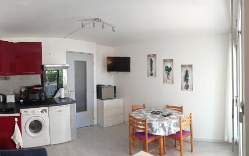 La Petite Motte Apartment | studio cabine piscine au couchant