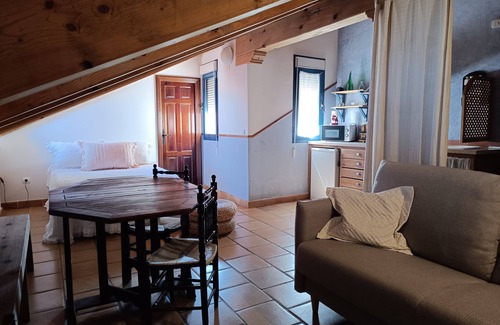 Consuegra Apartment | Studio 'Campanario' with Shared Terrace, Wi-Fi and Air Conditioning