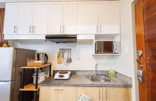 Lahug Apartment | Studio Condo | Sleeps 3 | Near JY Square and IT Park with Pool and Gym