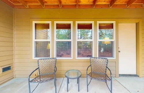 Bend Apartment | Studio condo with access to shared pools, hot tubs, close to Mt. Bachelor