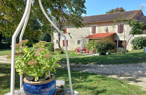 Genouille Apartment | Studio 'Corail' with Private Terrace, Shared Garden and Wi-Fi