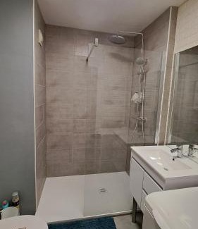 Bron Apartment | Studio cosy 33 m² limite Lyon. Parking privatif.