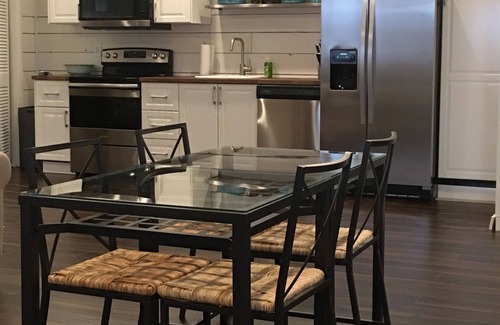 Ellendale Apartment | Studio Cottage in the heart of Memphis