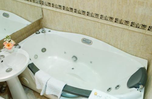 Zarichnyi District Apartment | Studio De Luxe with Jacuzzi
