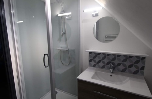 Loudeac Apartment | STUDIO EAST private kitchen and bathroom wc