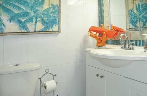 East Fort Lauderdale House | Studio efficiency 4 minute walk to beach