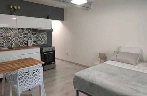 Saint-Laurent-d'Aigouze Apartment | Studio Entier