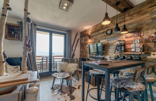 Eclose-Ouest Apartment | Studio 'Exceptional View' with Mountain View, Balcony and Wi-Fi