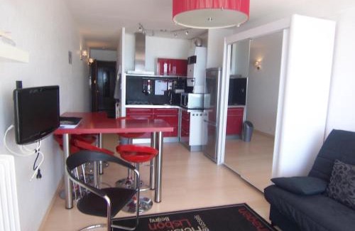 Les Sables d'Olonne Apartment | Studio face mer avec balcon, proche commerces et plage - FR-1-197-164