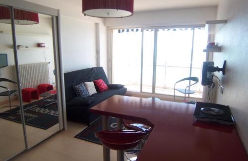 Les Sables d'Olonne Apartment | Studio face mer avec balcon, proche commerces et plage - FR-1-197-164