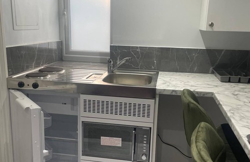 Heaton Apartment | Studio flat in Romford, London with private entrance, kitchen and private toilet