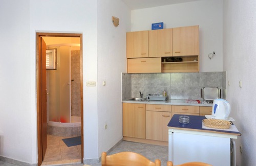 Dugi Rat Apartment | Studio flat near beach Orij, Omiš (AS-2809-a)