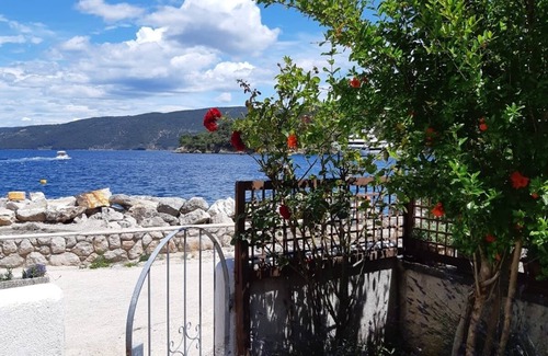 Valun Apartment | Studio flat near beach Valun, Cres (AS-20860-a)