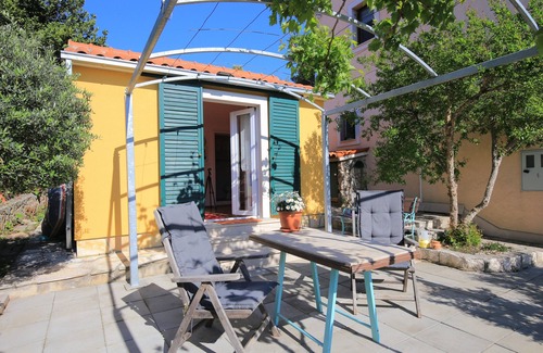 Splitska Apartment | Studio flat with terrace Splitska, Brač (AS-17023-a)