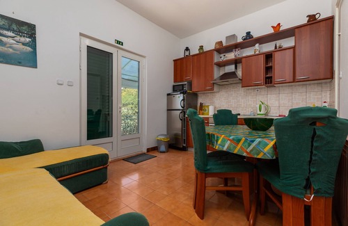Brist Apartment | Studio flat with terrace and sea view Brist, Makarska (AS-22463-a)