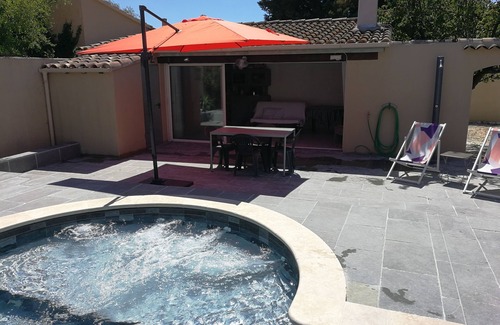 Entraigues-sur-la-Sorgue Apartment | Studio Avec Piscine