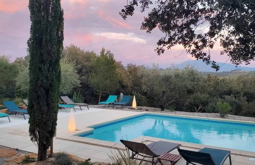 Saint-Maurice-sur-Eygues Apartment | STUDIO in the middle of the vineyards facing the Ventoux - for 2 adults and 2 children.