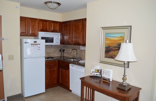 Oconomowoc Apartment | Studio | Free Breakfast. Pool. Gym