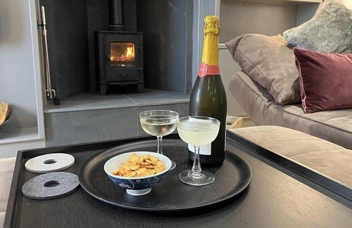 St. Margaret's Hope Cottage | STUDIO HOUSE, romantic, with open fire in St Margaret's Hope