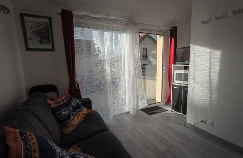 Arpajon Apartment | studio house, new, clean, quiet suburban area.