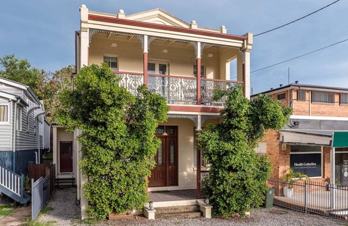 Ashgrove Apartment | Studio in Ashgrove W/Bedroom Loft