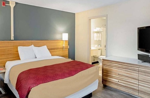 Clinton Apartment | Studio in Clinton, IA+ breakfast and cleaning INCLUDED!