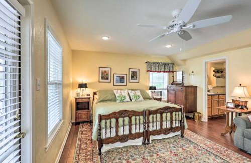 Oakwood Apartment | Studio in College Station with Expansive Deck!