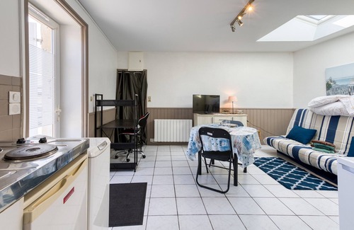 Bourcefranc-le-Chapus Apartment | Studio in Bourcefranc-le-Chapus – Ideal Getaway for Two, Wi-Fi, Remote Work Space, Near Île d’Oléron