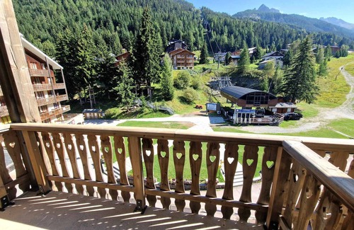 Valfrejus Apartment | Studio in the heart of the station for 4 people with balcony, ski locker and bathtub