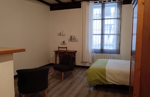 Castelnaudary Apartment | Studio in the old town center not far from the Canal du Midi