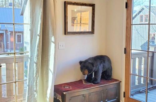 Black Mountain Apartment | Studio in upscale, intimate Black Mountain neighborhood