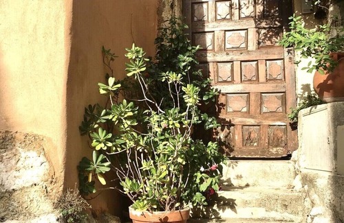 Ventabren Apartment | Studio in village house near. from Aix en Provence