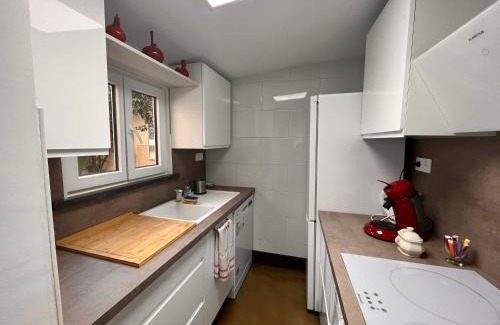 Aigues-Mortes Medieval City Apartment | Studio indépendant, patio, intra-muros , clim, parking