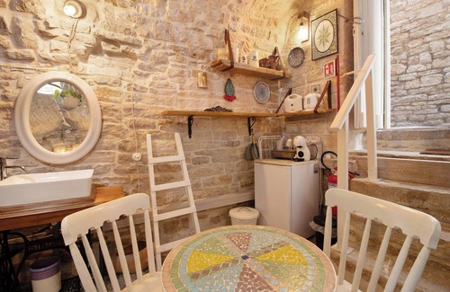 Giovinazzo House | Studio 'La Cantina' with Wi-Fi and Air Conditioning