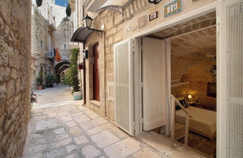 Giovinazzo House | Studio 'La Cantina' with Wi-Fi and Air Conditioning