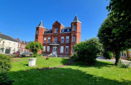 Avesnes-sur-Helpe Apartment | Studio - Le petit Château Avesnois - TV - WIFI - Sdb Privée - Cuisine Partagée