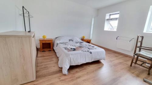 Avesnes-sur-Helpe Apartment | Studio - Le petit Château Avesnois - TV - WIFI - Sdb Privée - Cuisine Partagée