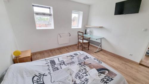 Avesnes-sur-Helpe Apartment | Studio - Le petit Château Avesnois - TV - WIFI - Sdb Privée - Cuisine Partagée