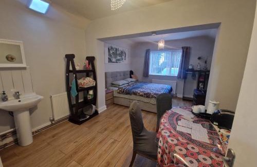 Cleedownton Apartment | Studio Lickey Hills Near Attractions Garden Pet Ok