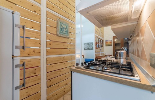 Esquilino Apartment | Studio located on the fourth floor of a renovated period building with a lift (not suitable for the disabled).In approximately 40 square meters of space, it comfortably accommodates 3 people.In a few minutes you can walk to the Colosseum, the Basilica of
