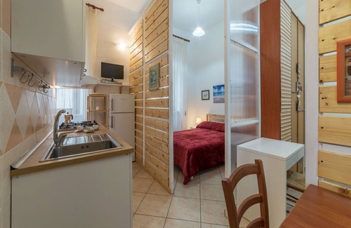 Esquilino Apartment | Studio located on the fourth floor of a renovated period building with a lift (not suitable for the disabled).In approximately 40 square meters of space, it comfortably accommodates 3 people.In a few minutes you can walk to the Colosseum, the Basilica of