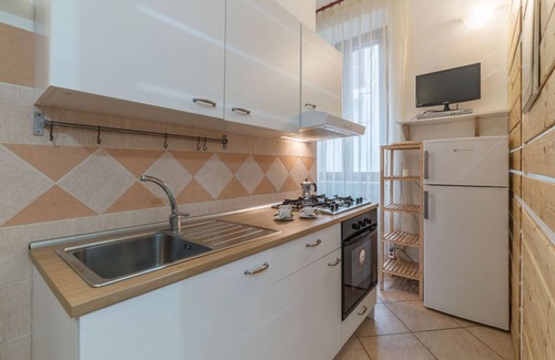 Esquilino Apartment | Studio located on the fourth floor of a renovated period building with a lift (not suitable for the disabled).In approximately 40 square meters of space, it comfortably accommodates 3 people.In a few minutes you can walk to the Colosseum, the Basilica of