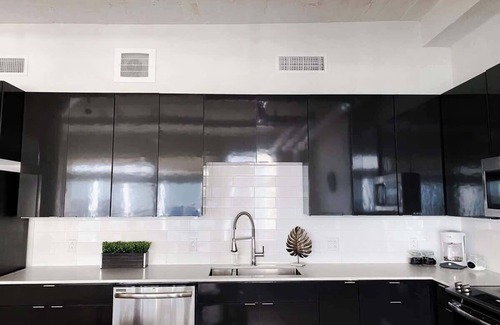 Downtown Dallas Apartment | Studio Loft D/T w/a King Bed in Desired Area - F