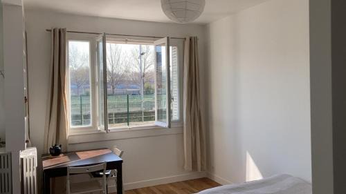 Quartier du Pont-de-Flandre Apartment | studio lumineux avec vue sur le canal