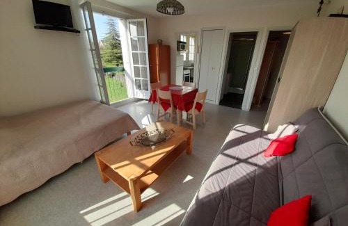 La Roche-Posay Apartment | Studio lumineux centre-ville La Roche-Posay avec WI-FI, lave-linge, lave-vaisselle, animaux admis - FR-1-541-131