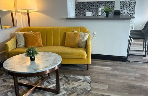 Shaw Apartment | Studio Mins to STL Zoo, W&D Parking Forest Park