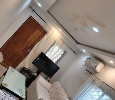 Bertoua Apartment | Studio moderne où tout est Neuf, Cuisine, Couvert,ClimatiséWifi haut débit , Smart TV à bertoua