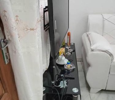 Bertoua Apartment | Studio moderne où tout est Neuf, Cuisine, Couvert,ClimatiséWifi haut débit , Smart TV à bertoua