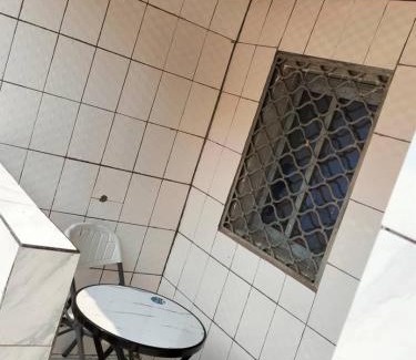 Bertoua Apartment | Studio moderne où tout est Neuf, Cuisine, Couvert,ClimatiséWifi haut débit , Smart TV à bertoua